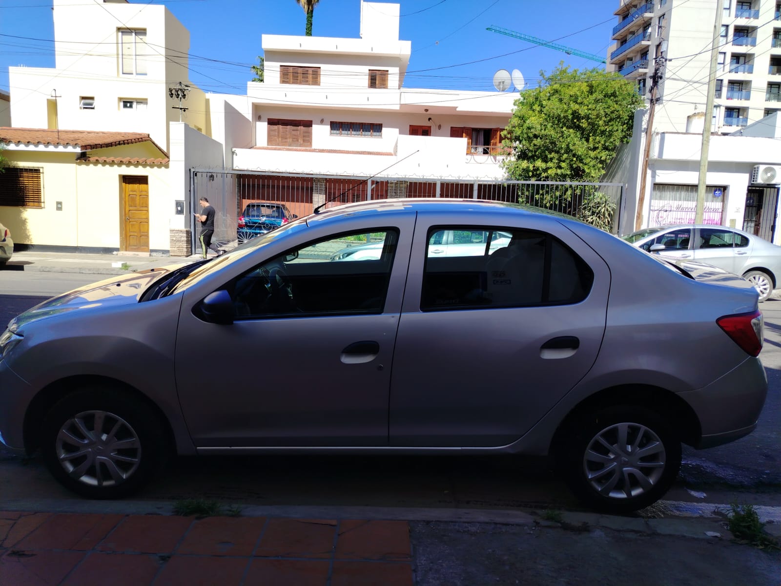 Renault Logan Life MT 1.6N c/GNC - Año 2023 - Image 3