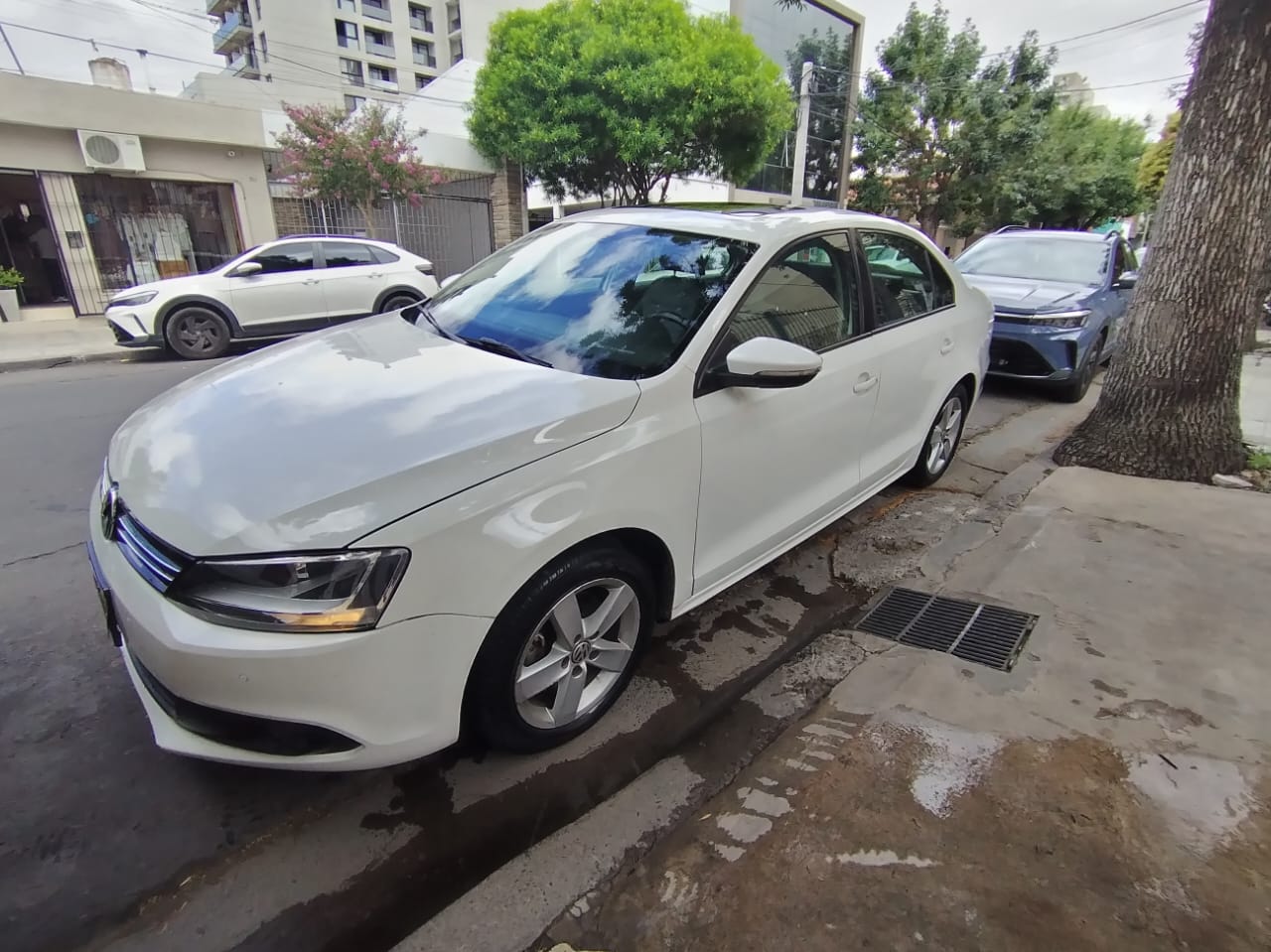 VW Vento Luxury Tiptronic 2.5N - Año 2013 - Image 3