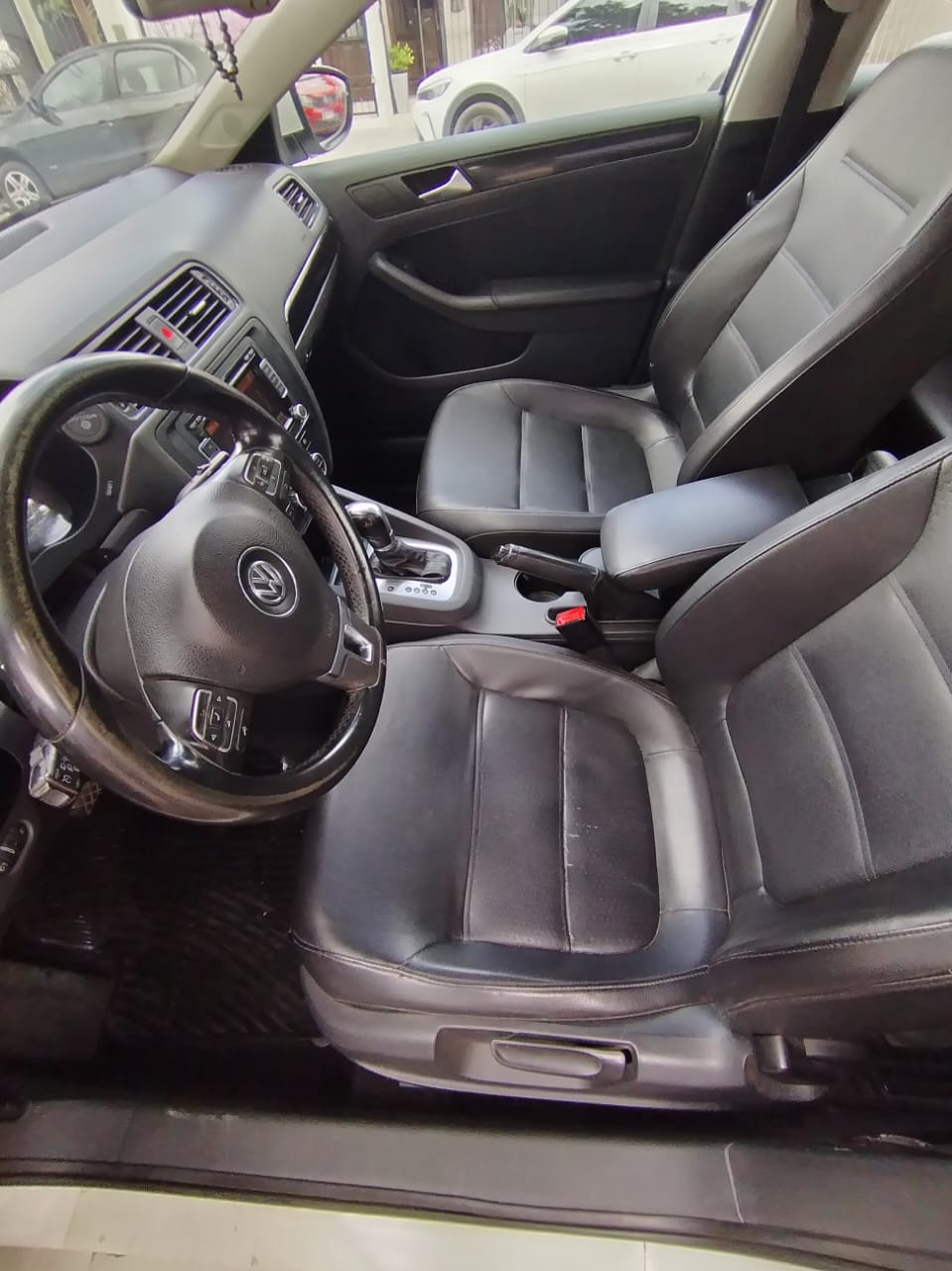 VW Vento Luxury Tiptronic 2.5N - Año 2013 - Image 4