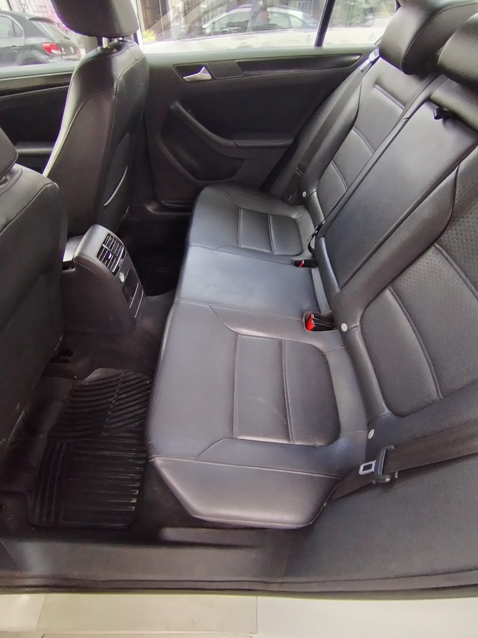 VW Vento Luxury Tiptronic 2.5N - Año 2013 - Image 5