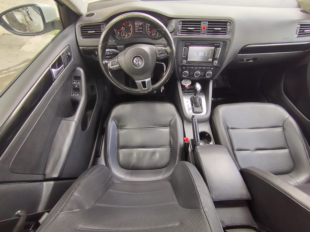 VW Vento Luxury Tiptronic 2.5N - Año 2013 - Image 7